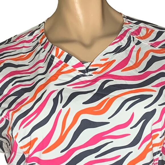 Runway By Cherokee NWT Scrub Top Multicolor Front Pockets Short Sleeve Size 2XL - Picture 2 of 9